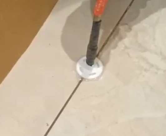乌什瓷砖空鼓维修公司专业解答瓷砖在铺贴过程中，如果没有涂抹均匀到位的粘结材料（如水泥砂浆或瓷砖胶），可能会导致以下问题